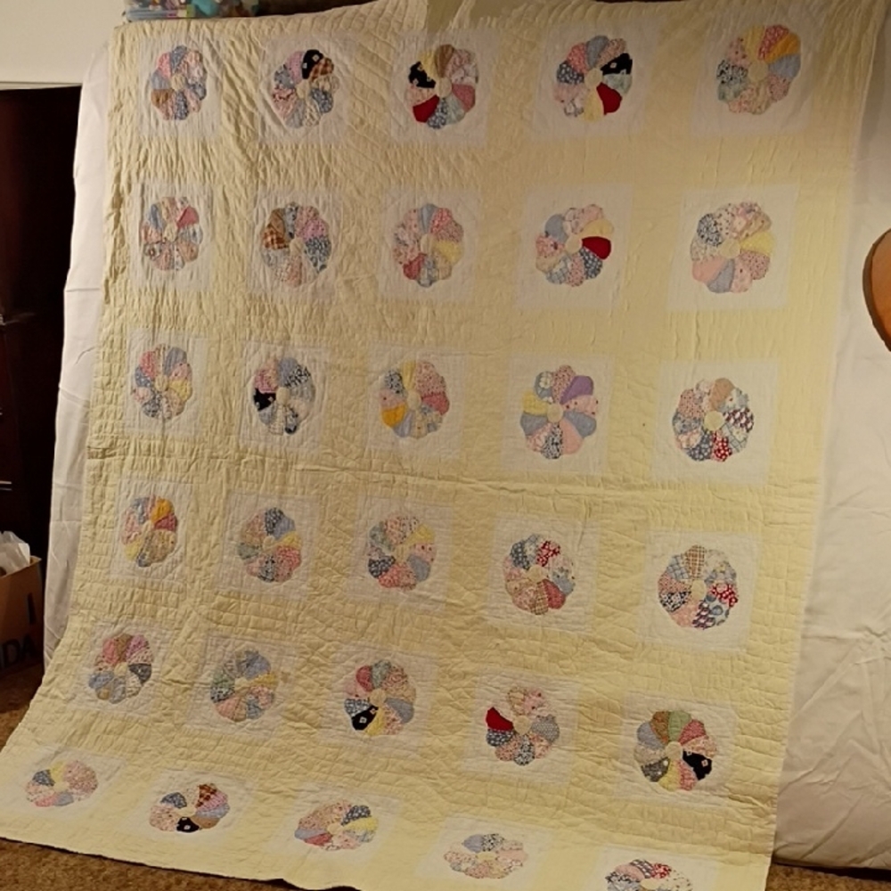 Vintage Dresden Plate Quilt Cream Floral Patchwork Handmade Quilt